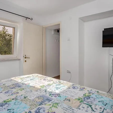 2 Bedroom Stunning In Bregi Holiday home *